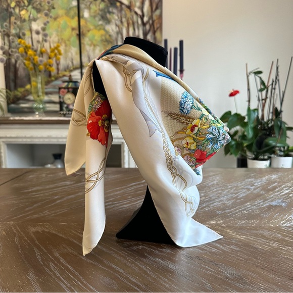 Authentic GUCCI Scarf - Picture 6 of 11